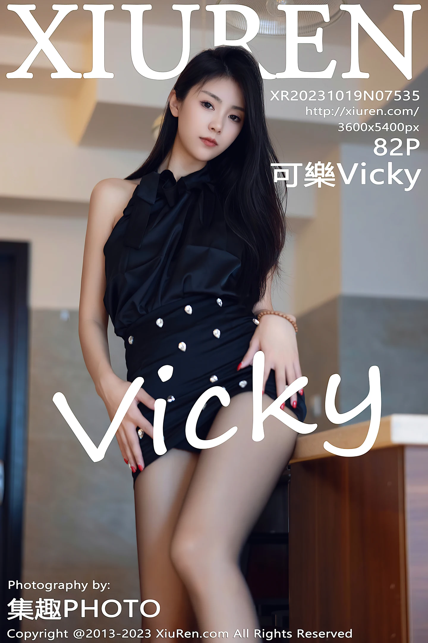 [XiuRen秀人网]VOL.7535 模特可乐Vicky性感黑色上衣配黑短裙露超薄黑丝秀美腿诱惑写真82P-秀人网官方网站